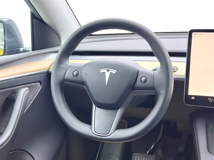 Фото 14 - Tesla Model Y