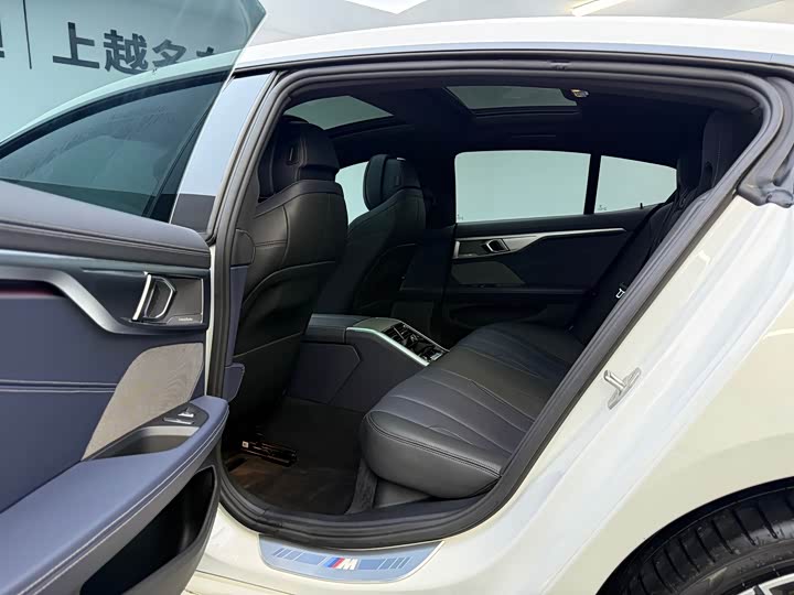 Фото 11 - BMW 8 Series