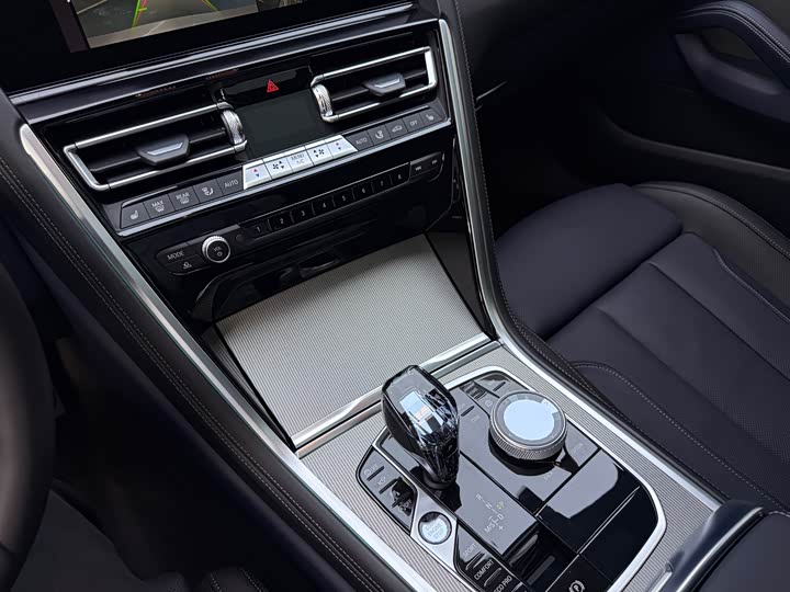 Фото 21 - BMW 8 Series