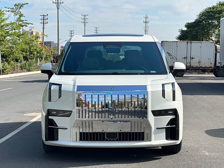 Фото 2 - Zeekr 009