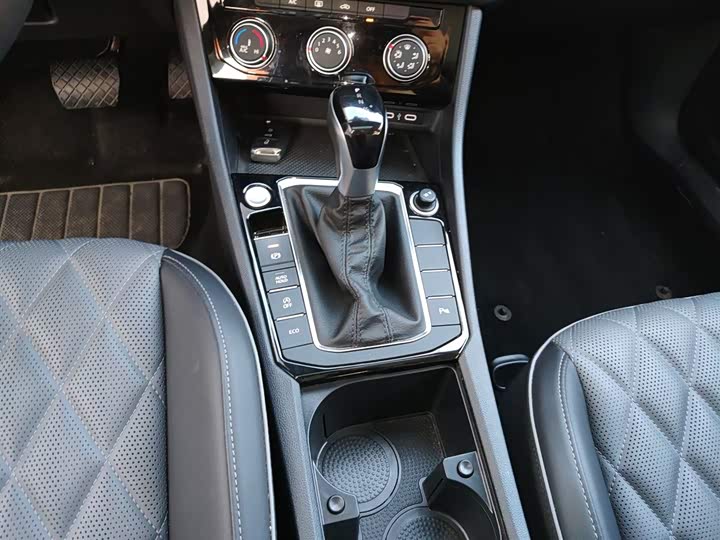 Фото 14 - Volkswagen Sagitar L