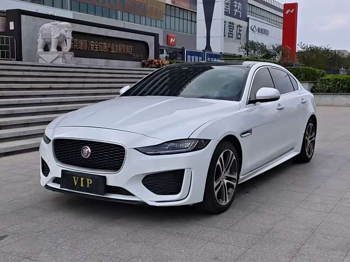 Фото 1 - Jaguar XE L