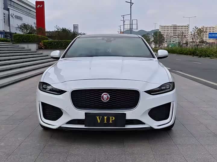 Фото 2 - Jaguar XE L