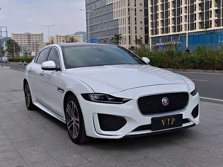 Фото 3 - Jaguar XE L
