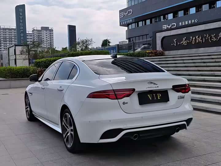 Фото 4 - Jaguar XE L