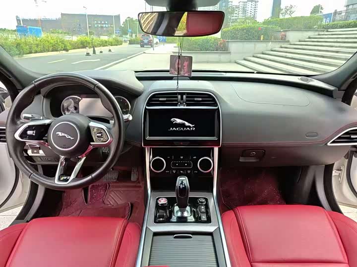 Фото 9 - Jaguar XE L