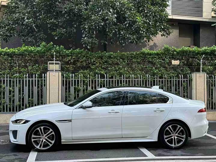 Фото 2 - Jaguar XE L