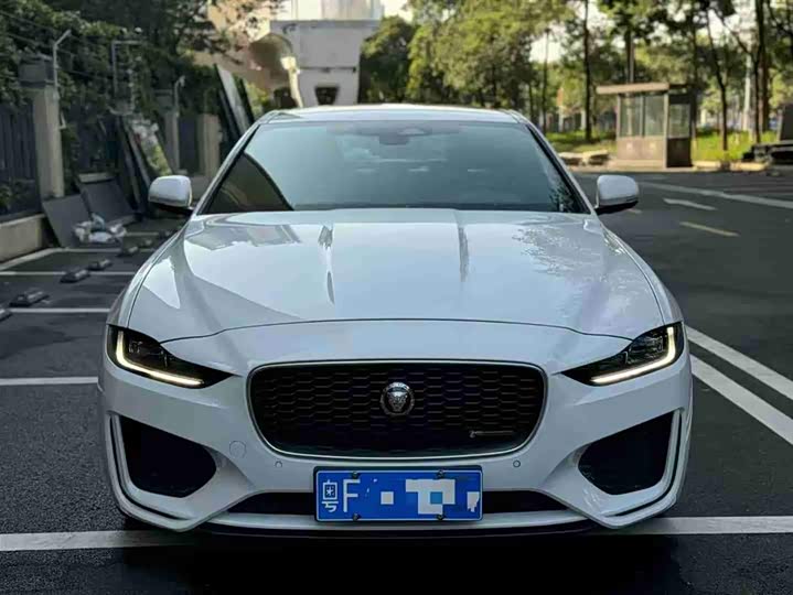 Фото 3 - Jaguar XE L
