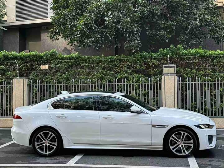 Фото 4 - Jaguar XE L