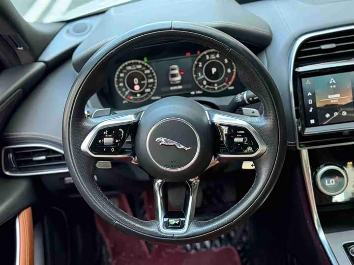 Фото 6 - Jaguar XE L