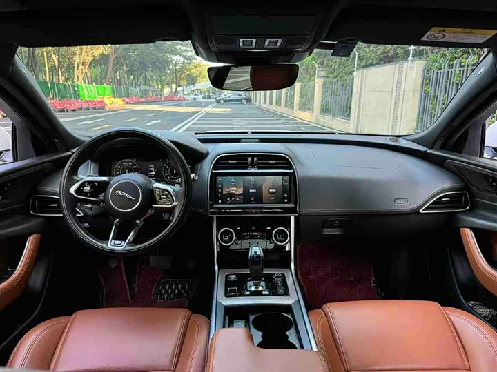 Фото 7 - Jaguar XE L