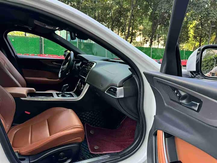 Фото 8 - Jaguar XE L