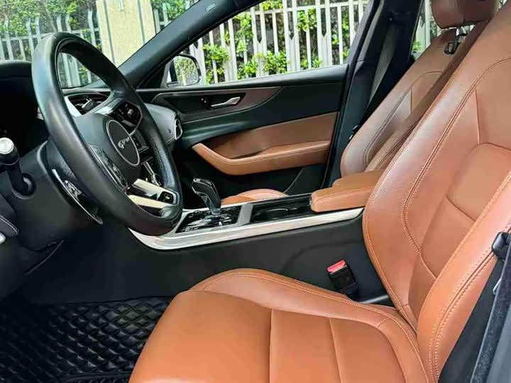 Фото 9 - Jaguar XE L