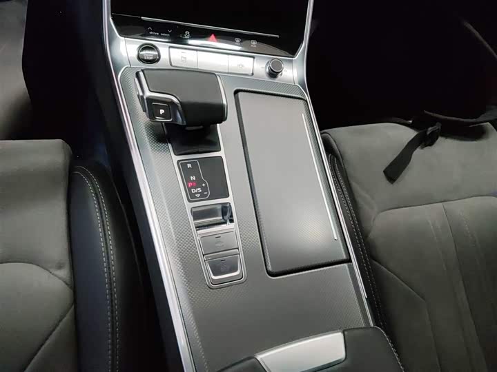 Фото 14 - Audi A6L
