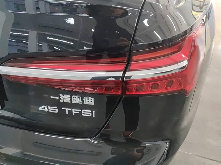 Фото 8 - Audi A6L