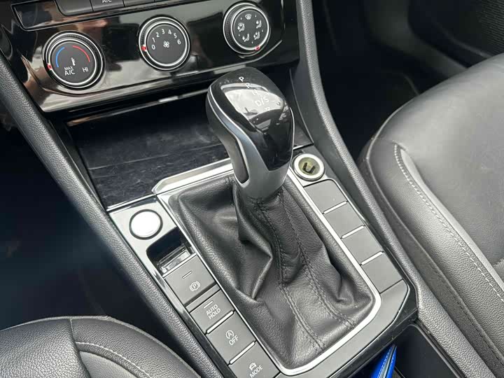 Фото 10 - Volkswagen Sagitar L