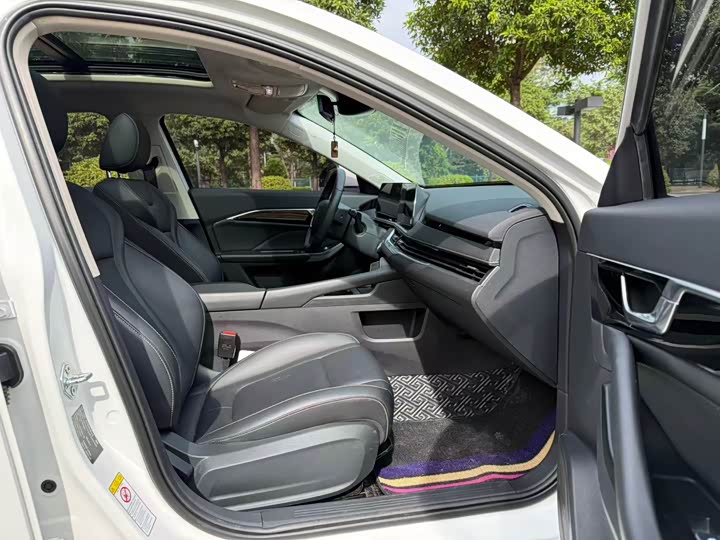 Фото 12 - Bestune B70