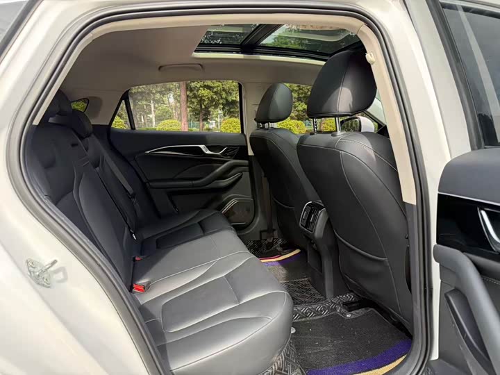 Фото 13 - Bestune B70