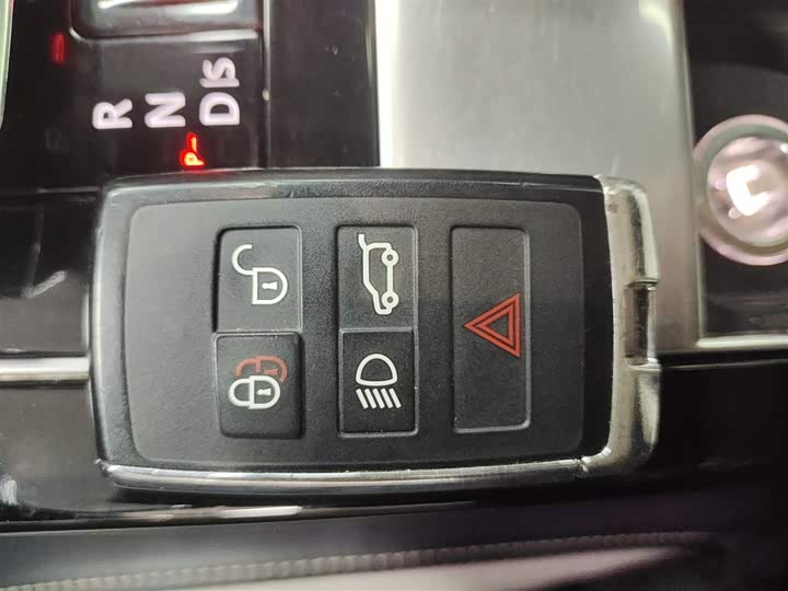 Фото 9 - Land Rover Range Rover Velar