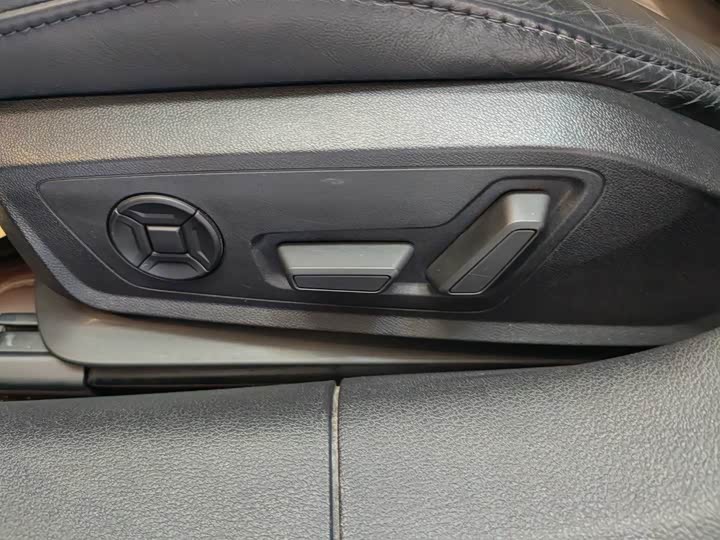 Фото 13 - Audi A6L