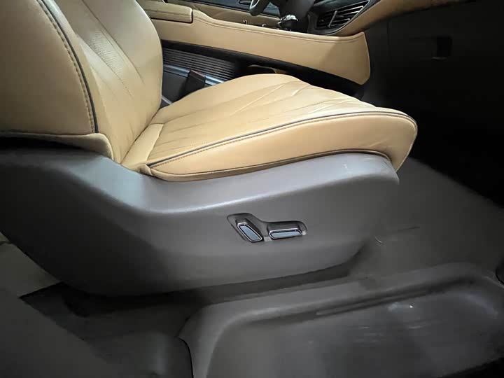 Фото 12 - Denza D9