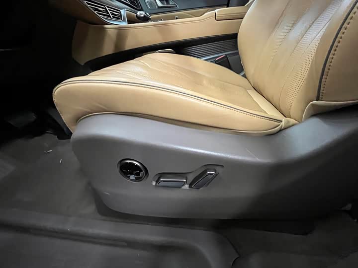 Фото 9 - Denza D9