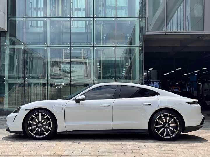 Фото 4 - Porsche Taycan