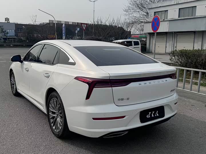 Фото 12 - Bestune B70