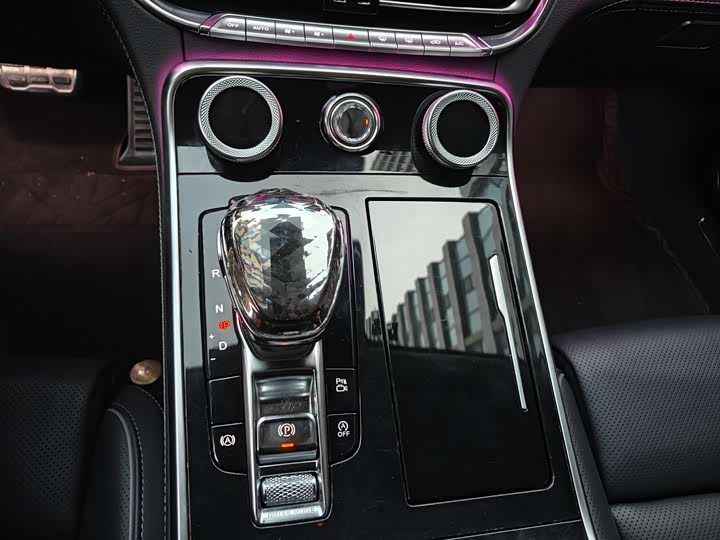 Фото 9 - Hongqi H9