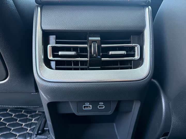 Фото 14 - Hongqi H6