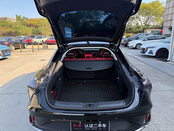 Фото 15 - Hongqi H6