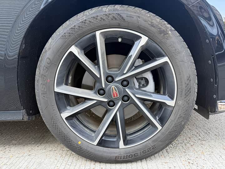 Фото 16 - Hongqi H6