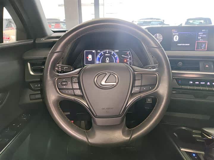 Фото 11 - Lexus UX