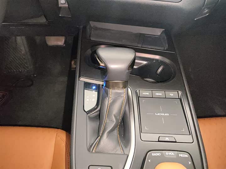 Фото 14 - Lexus UX