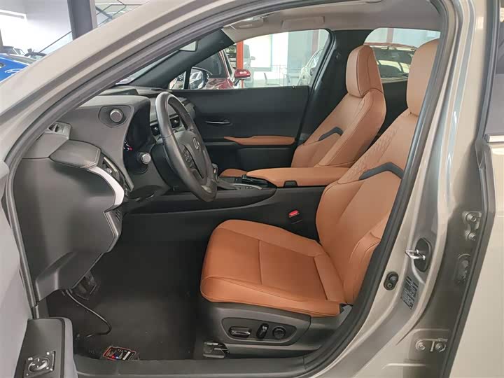 Фото 15 - Lexus UX