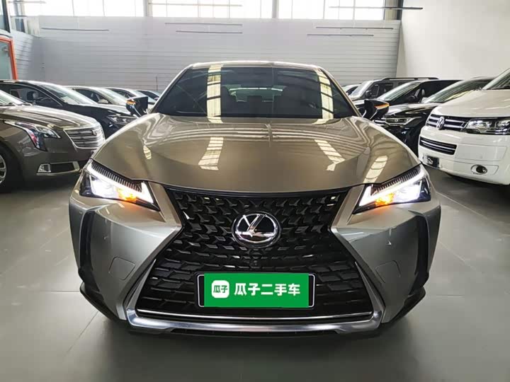 Фото 3 - Lexus UX