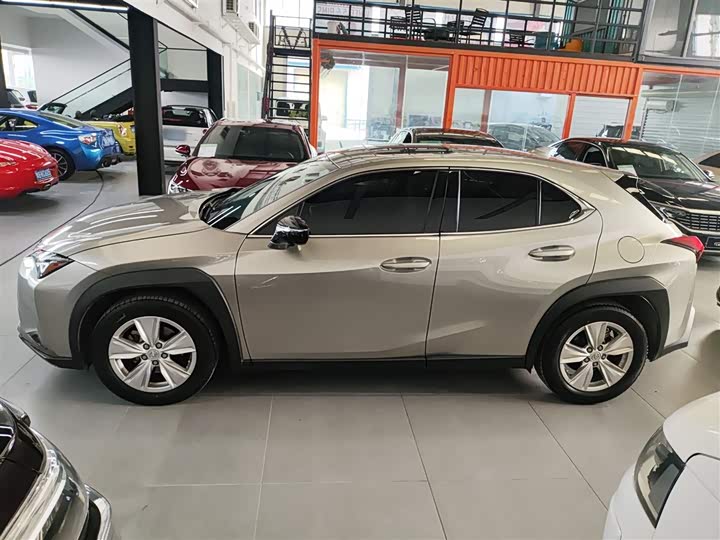 Фото 5 - Lexus UX