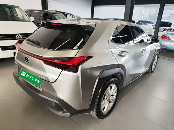 Фото 7 - Lexus UX