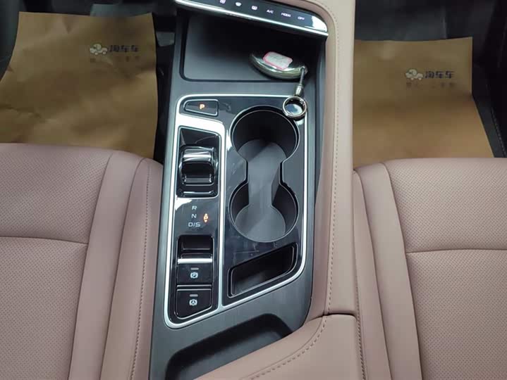 Фото 16 - Bestune B70