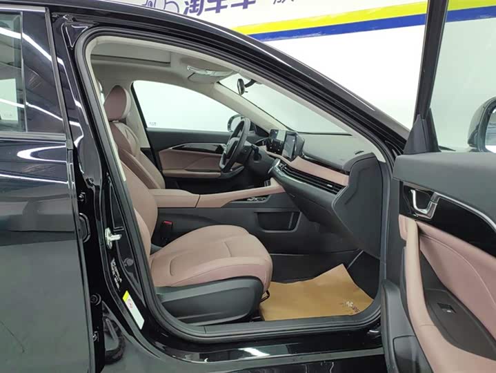 Фото 8 - Bestune B70