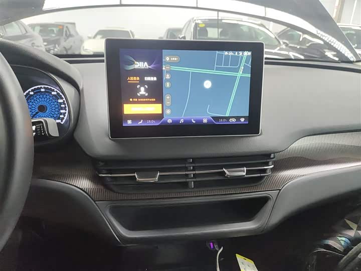 Фото 13 - Hongqi E-QM5