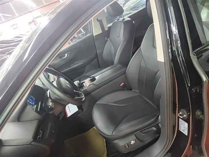 Фото 15 - Hongqi E-QM5