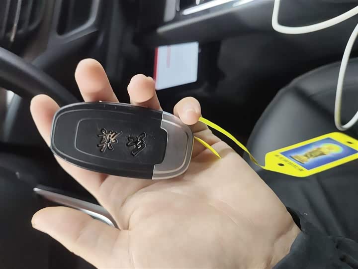 Фото 9 - Hongqi E-QM5