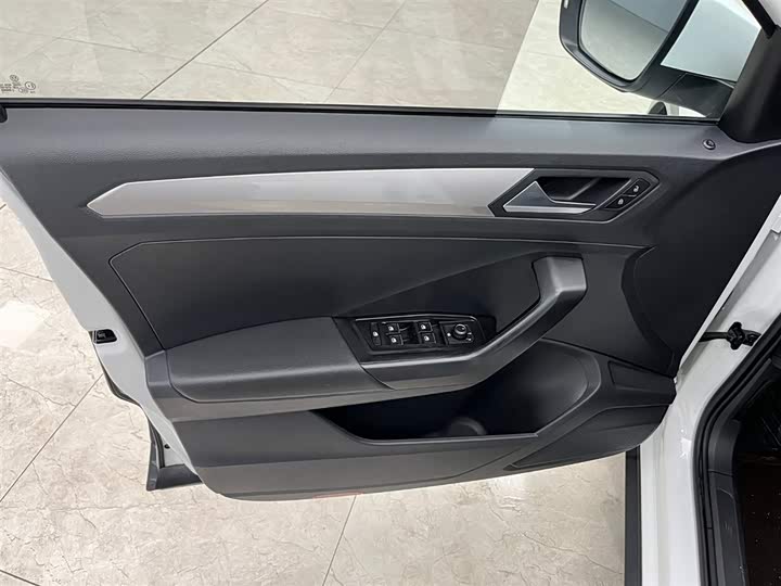 Фото 10 - Volkswagen T-Roc