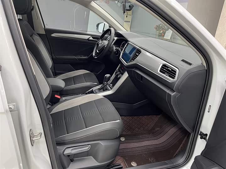 Фото 13 - Volkswagen T-Roc