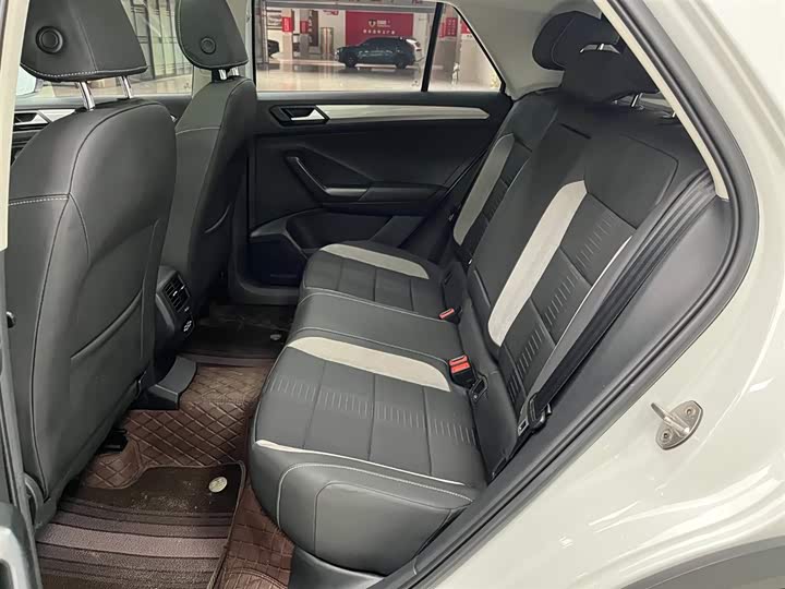 Фото 14 - Volkswagen T-Roc