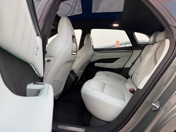 Фото 16 - Zeekr 001