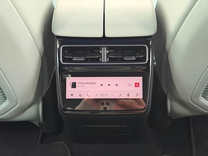 Фото 20 - Zeekr 001