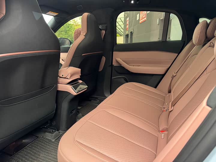 Фото 7 - Nio EC6