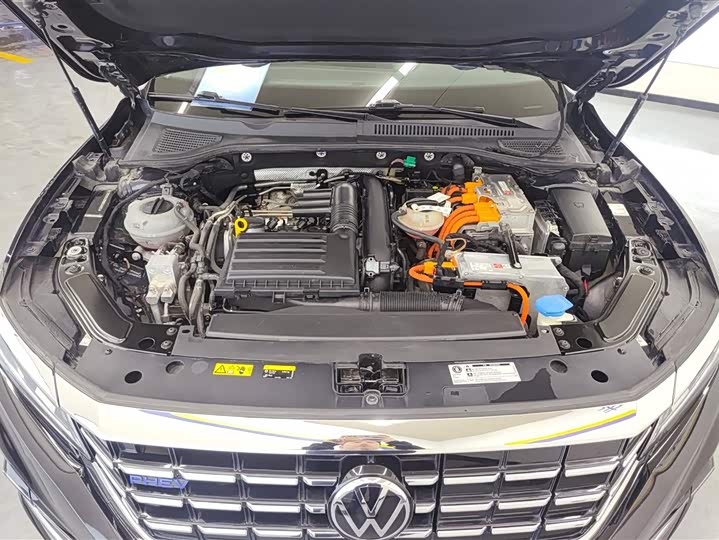 Фото 10 - Volkswagen Passat Hybrid